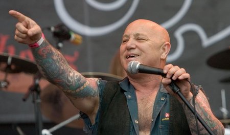Er überlebt sie alle in der Band: Angry Anderson (hier bei Wacke...