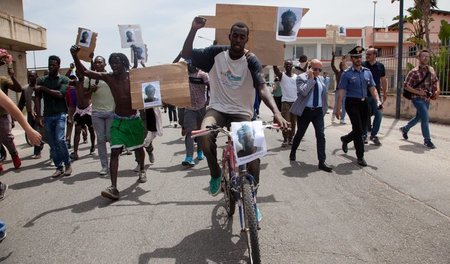 Einwanderer protestieren gegen die Ermordung des 29jährigen Land...
