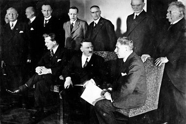 Welche »Revolution«? Hitler im Kreise seiner Kabinettsmitglieder...