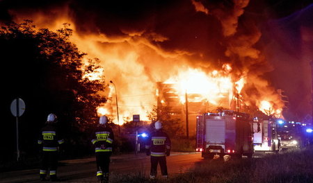 Feuerwehrleute versuchen am 26. Mai 2018 im polnischen Zgierz au... Feuerwehrleute versuchen am 26. Mai 2018 im polnischen Zgierz au...