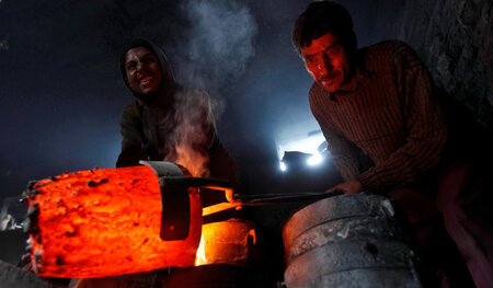 Arbeiter in einem Kupferschmelzwerk im indischen Srinagar (27. M... Arbeiter in einem Kupferschmelzwerk im indischen Srinagar (27. M...
