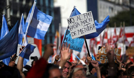 Proteste in Buenos Aires: »Nein zum IWF. Macri, du hast genug ge... Proteste in Buenos Aires: »Nein zum IWF. Macri, du hast genug ge...