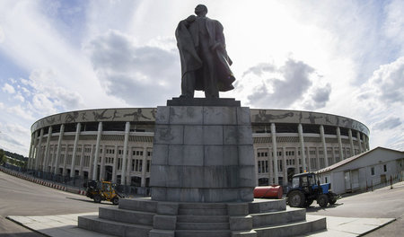 Für Lenin (irgendwie): Eingang des Luschniki-Stadions in Moskau,...