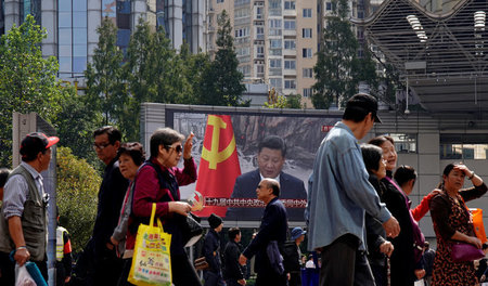 Liveübertragung einer Ansprache von Chinas Präsident Xi Jinping ...
