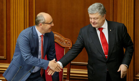 Dem Wunsch der Geldgeber entsprochen: Petro Poroschenko (rechts)...