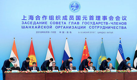 Alles synchron: Vertragsunterzeichnung am Sonntag auf dem SCO-Gi...