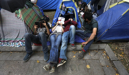 Lesen, diskutieren, kämpfen: Aktivisten im besetzten Gezi-Park (... Lesen, diskutieren, kämpfen: Aktivisten im besetzten Gezi-Park (...