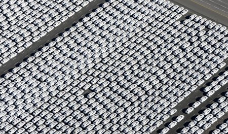 Wohin damit? Neuwagen des VW-Konzerns warten in Emden auf die Ve... Wohin damit? Neuwagen des VW-Konzerns warten in Emden auf die Ve...
