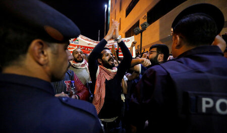 Proteste vor dem Amtssitz des jordanischen Ministerpräsidenten a... Proteste vor dem Amtssitz des jordanischen Ministerpräsidenten a...