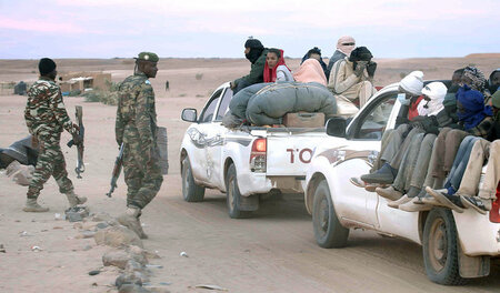 Die Gendarmerie in Niger kontrolliert, wer durch die Wüste kommt... Die Gendarmerie in Niger kontrolliert, wer durch die Wüste kommt...