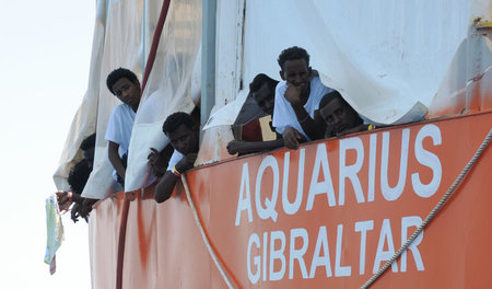 In Italien unerwünscht: Seit 2016 hilft die Besatzung des Rettun... In Italien unerwünscht: Seit 2016 hilft die Besatzung des Rettun...