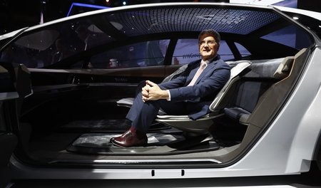 Angestrengte Pose: Audi-Vorstandschef Rupert Stadler bei der Erö... Angestrengte Pose: Audi-Vorstandschef Rupert Stadler bei der Erö...