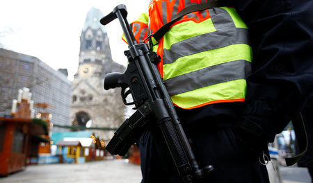 Bewaffnete Polizeikräfte am Tatort des Anschlags vom 19. Dezembe... Bewaffnete Polizeikräfte am Tatort des Anschlags vom 19. Dezembe...