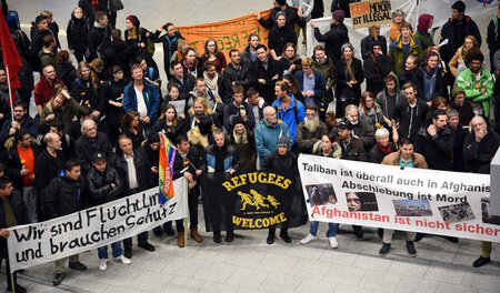 Unrecht sichtbar machen: Demonstranten auf dem Düsseldorfer Flug...