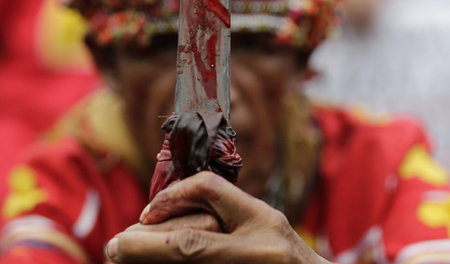 Protest gegen Bergbau: Ein Vertreter der Manobo bei einem rituel...