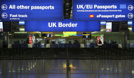 Grenzkontrolle im Terminal 2 am Flughafen Heathrow in London (4....