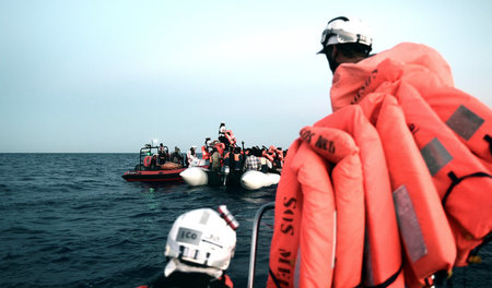 Rettender Einsatz: Mitglieder der »Aquarius«-Crew verteilen Schw...