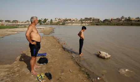 Der Tigris trocknet aus: Bewohner von Bagdad stehen am Fluss (4....
