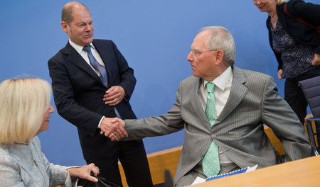 Olaf Scholz (l.) setzt die Politik seines Amtsvorgängers Wolfgan...