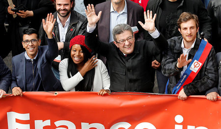Jean-Luc Mélenchon (2. v. r.) nimmt an Protesten gegen die neoli...
