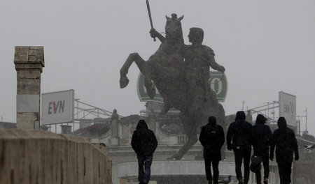 »Der Kämpfer zu Pferd« oder Alexander der Große? Statue in Skopj...