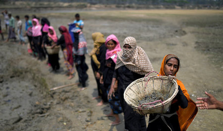 Vorbereitung auf die Monsunzeit: Rohingya-Frauen befestigen das ...