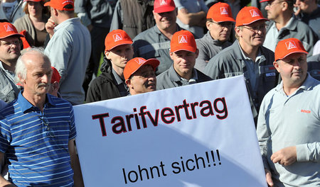 Das sieht der Chef anders: Beschäftigte vor dem Werk von Bosch-A...