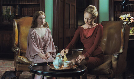 Madame Clara (Rachael Blake, rechts) erläutert Lucy (Emily Brown... Madame Clara (Rachael Blake, rechts) erläutert Lucy (Emily Brown...