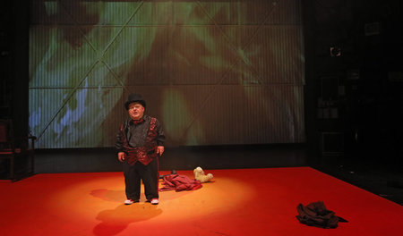 Erst zum Schluss sieht man das Kind in »Vereinte Nationen«: Erwi...