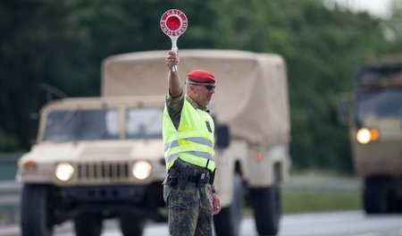 Freie Fahrt gen Osten – ein deutscher Feldjäger regelt den Verke...