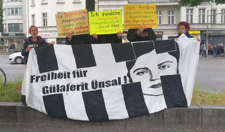 Protestaktion, mit der das Ende der Repression gegen Gülaferit Ü... Protestaktion, mit der das Ende der Repression gegen Gülaferit Ü...