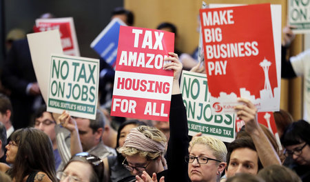 Demonstranten forderten am Dienstag in Seattle die Besteuerung v... Demonstranten forderten am Dienstag in Seattle die Besteuerung v...
