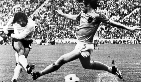 Ruud Krol (r.) kommt zu spät: »Bonhof ... Müller ... und Zweiein...