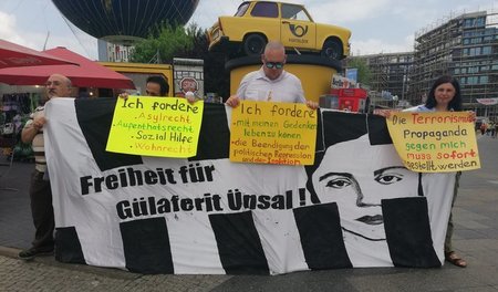 Protestaktion, mit der das Ende der Repression gegen Gülaferit Ü... Protestaktion, mit der das Ende der Repression gegen Gülaferit Ü...