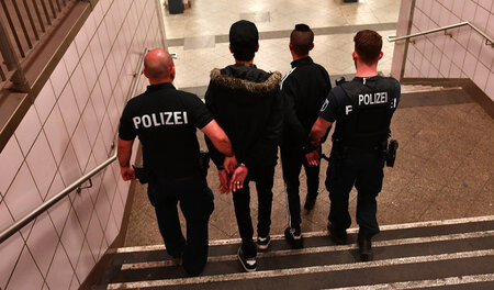 Polizeieinsatz am Kottbusser Tor: Wer gefährdet hier eigentlich ... Polizeieinsatz am Kottbusser Tor: Wer gefährdet hier eigentlich ...