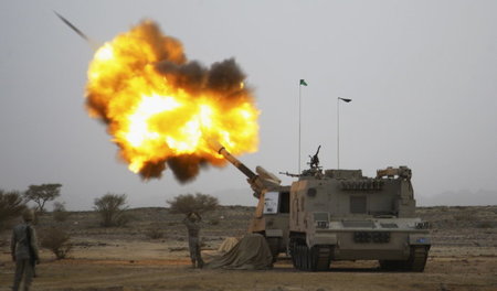 Artillerie der saudischen Armee beschießt Stellungen der Ansarol... Artillerie der saudischen Armee beschießt Stellungen der Ansarol...