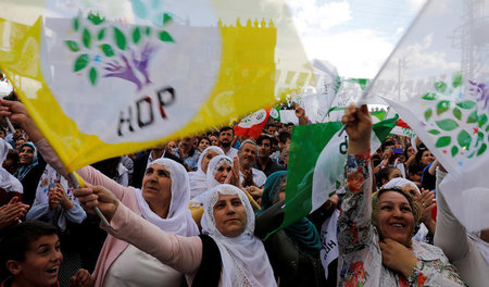 Unterstützer der prokurdischen Partei der Völker, HDP, bei einer... Unterstützer der prokurdischen Partei der Völker, HDP, bei einer...