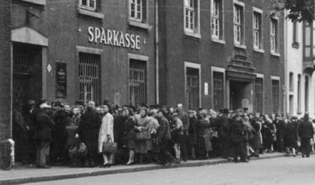 Am 21. Juni 1948 bildeten sich vor den Banken der Westzonen lang...