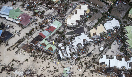 Umgeleitete Hilfe? Nach Hurrikan »Irma« 2017 lag die Antillenins... Umgeleitete Hilfe? Nach Hurrikan »Irma« 2017 lag die Antillenins...