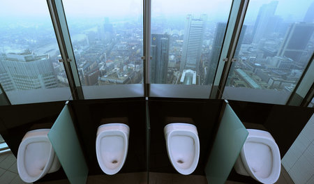 Königlich gelangweilt: Blick aus der Herrentoilette der Commerzb... Königlich gelangweilt: Blick aus der Herrentoilette der Commerzb...