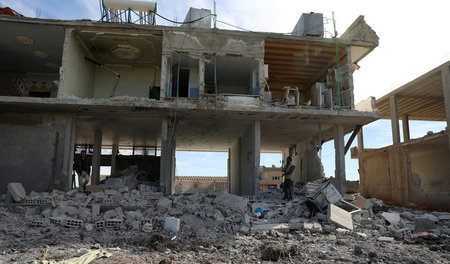 Inspektion eines zerstörten Hauses in Al-Harak, nahe Deraa (13.3...