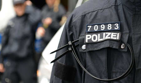 Die Debatte um die Kennzeichnungspflicht für Polizisten nimmt er... Die Debatte um die Kennzeichnungspflicht für Polizisten nimmt er...