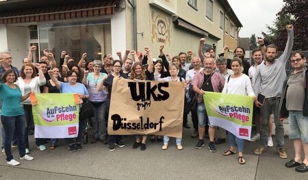Beschäftigte des Homburger Uniklinikums grüßen ihre Kolleginnen ... Beschäftigte des Homburger Uniklinikums grüßen ihre Kolleginnen ...