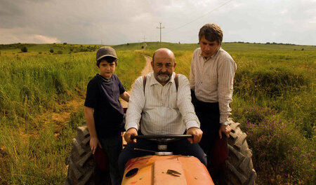 Nori (l.) mit seinem Vater (r.) auf dem Traktor unterwegs: »Baba... Nori (l.) mit seinem Vater (r.) auf dem Traktor unterwegs: »Baba...