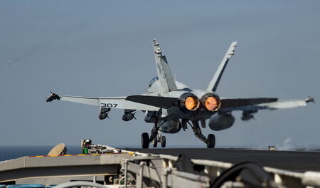 Kampfjet startet von der »USS Dwight D. Eisenhower« Kampfjet startet von der »USS Dwight D. Eisenhower«