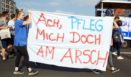 Verbindliche gesetzliche Personalvorgaben gefordert: Demonstrati... Verbindliche gesetzliche Personalvorgaben gefordert: Demonstrati...