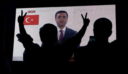 Aufruf für Demokratie: Anhänger von Selahattin Demirtas verfolge... Aufruf für Demokratie: Anhänger von Selahattin Demirtas verfolge...