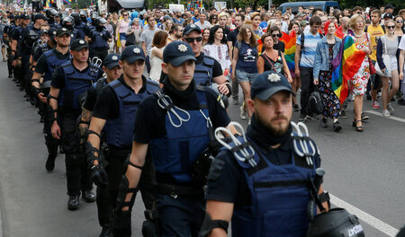 Die Polizei schützt die Teilnehmer des »Marsches der Gleichheit«...