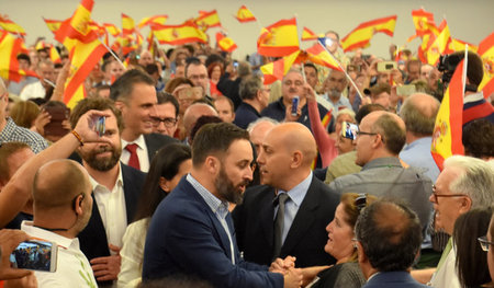 Vox-Chef Santiago Abascal (vorn; mit Bart) am 3. Juni bei einer ...