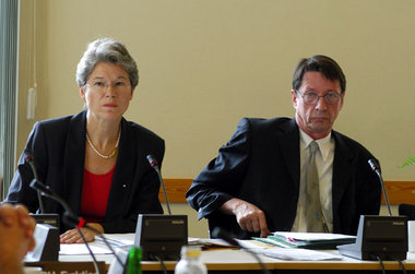 Behördenchefin Claudia Schmid und Innensenator Ehrhart Körting v... Behördenchefin Claudia Schmid und Innensenator Ehrhart Körting v...